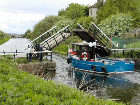 The canal in use